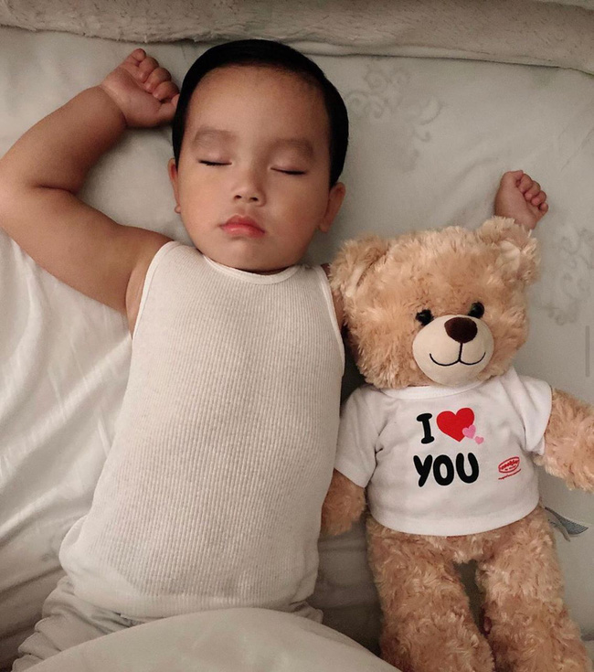 Con trai Phạm Hương sở hữu đôi chân dài miên man giống hệt mẹ, nhìn cậu ấm mà ngưỡng mộ cách nuôi con của Hoa hậu quốc dân-7