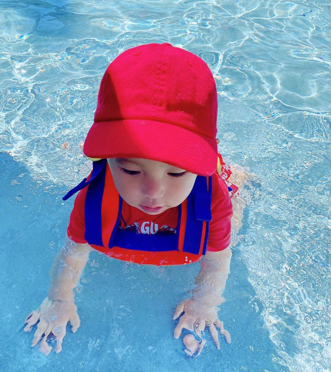 Con trai Phạm Hương sở hữu đôi chân dài miên man giống hệt mẹ, nhìn cậu ấm mà ngưỡng mộ cách nuôi con của Hoa hậu quốc dân-8