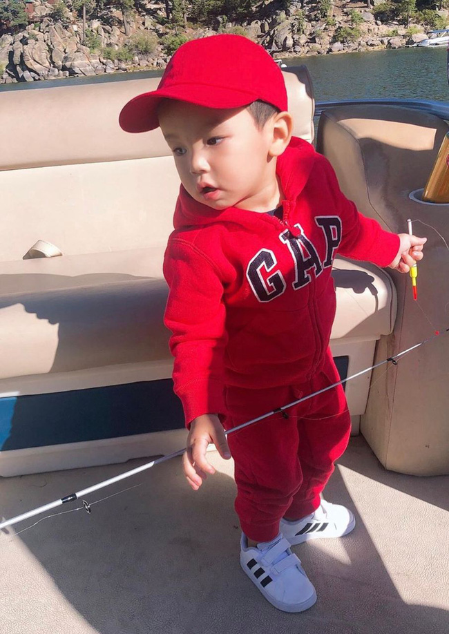 Con trai Phạm Hương sở hữu đôi chân dài miên man giống hệt mẹ, nhìn cậu ấm mà ngưỡng mộ cách nuôi con của Hoa hậu quốc dân-9