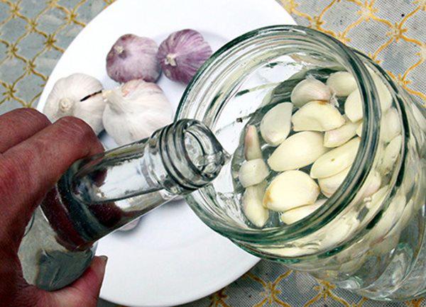 Lau bàn thờ chớ dùng nước lã, hòa thứ này ra lau tụ lộc thêm gấp 10-2