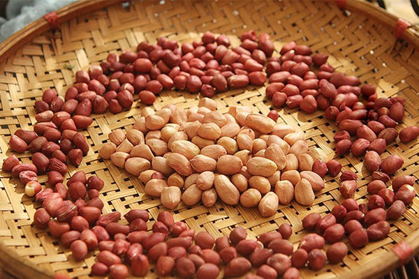 Mua lạc, nên chọn hạt đỏ hay trắng? Biết sự thật ai cũng ngỡ ngàng-1