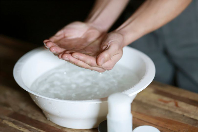 Đặt chậu nước đá trước mặt và làm việc này, bạn sẽ biết ngay liệu mình có mắc bệnh tim hay không-2