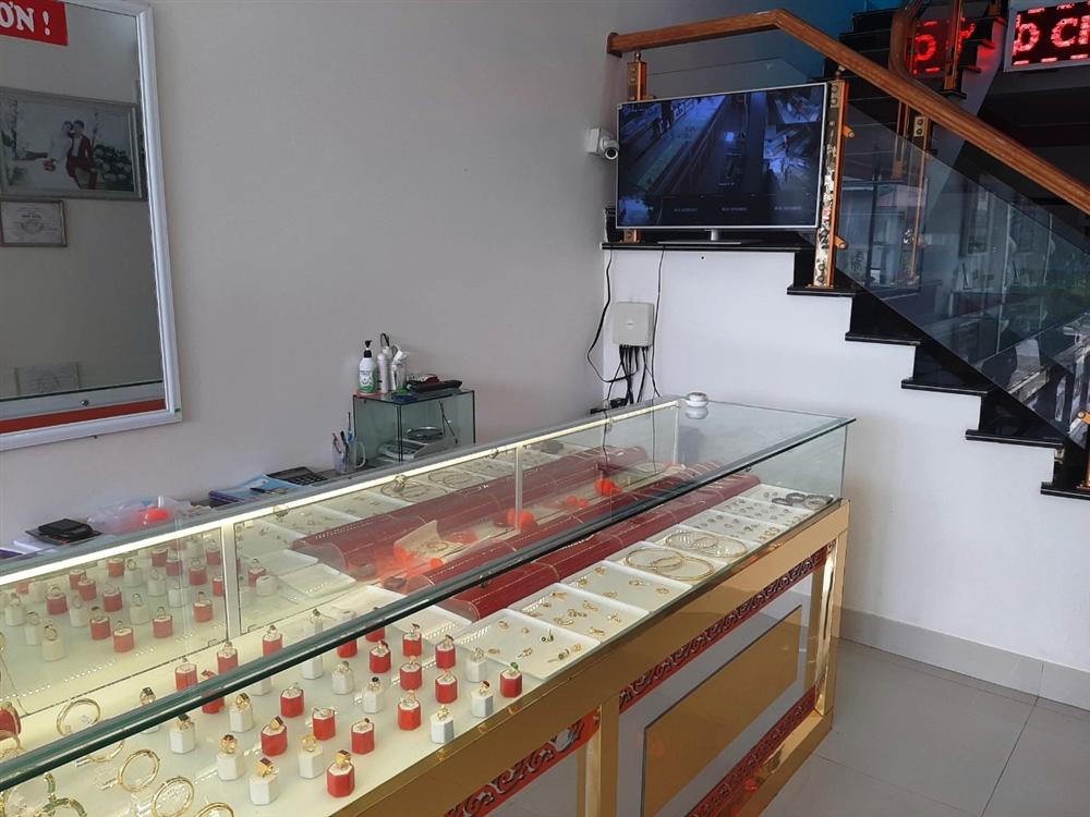 Bố mẹ nam sinh lớp 9 đột nhập tiệm vàng lấy 400 triệu: Cháu là đứa rất ngoan, hiền lành”-4