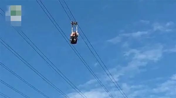 Người phụ nữ treo lơ lửng giữa không trung sau đó rơi khỏi cáp treo, khoảnh khắc cuối cùng của nạn nhân khiến ai cũng ám ảnh-1