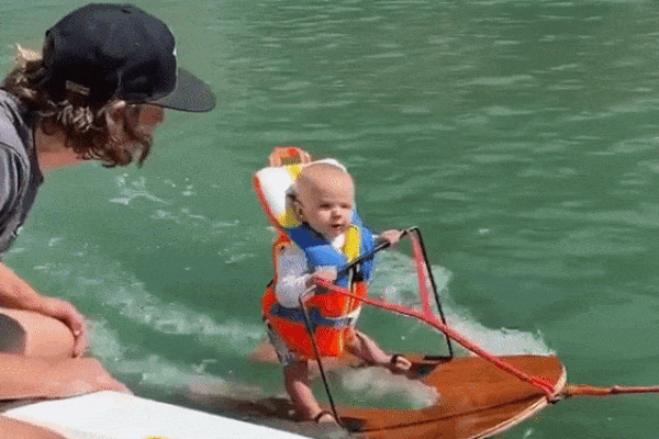 Bé gái 16 tháng tuổi phá lên cười khi nhìn mẹ đánh golf trượt-1