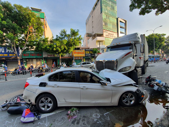 Kinh hoàng container lao qua dải phân cách, tông nát ô tô sang BMW và cuốn nhiều xe máy vào gầm-1