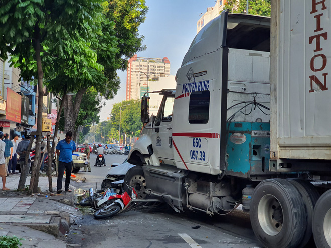 Kinh hoàng container lao qua dải phân cách, tông nát ô tô sang BMW và cuốn nhiều xe máy vào gầm-2