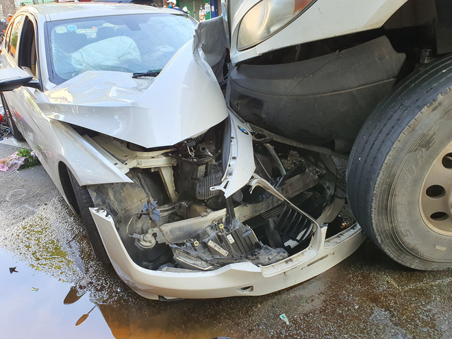 Kinh hoàng container lao qua dải phân cách, tông nát ô tô sang BMW và cuốn nhiều xe máy vào gầm-4