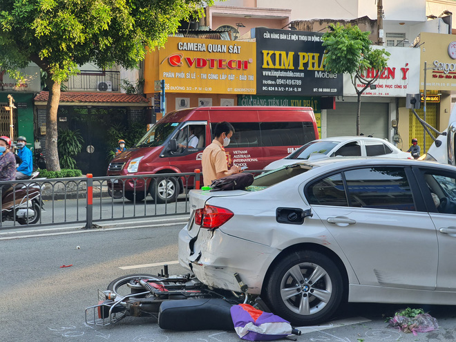 Kinh hoàng container lao qua dải phân cách, tông nát ô tô sang BMW và cuốn nhiều xe máy vào gầm-5