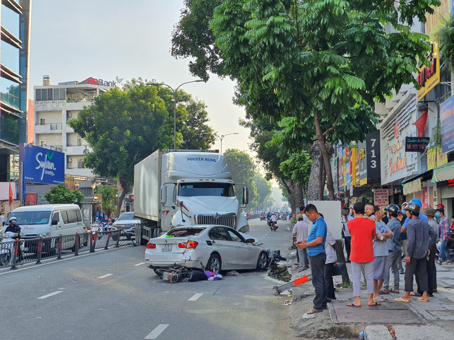 Kinh hoàng container lao qua dải phân cách, tông nát ô tô sang BMW và cuốn nhiều xe máy vào gầm-10