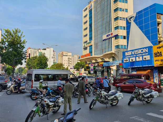 Kinh hoàng container lao qua dải phân cách, tông nát ô tô sang BMW và cuốn nhiều xe máy vào gầm-11