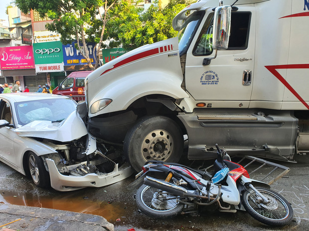 Kinh hoàng container lao qua dải phân cách, tông nát ô tô sang BMW và cuốn nhiều xe máy vào gầm-6