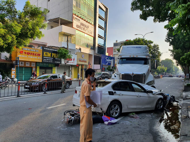 Kinh hoàng container lao qua dải phân cách, tông nát ô tô sang BMW và cuốn nhiều xe máy vào gầm-9
