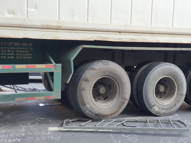Kinh hoàng container lao qua dải phân cách, tông nát ô tô sang BMW và cuốn nhiều xe máy vào gầm-7