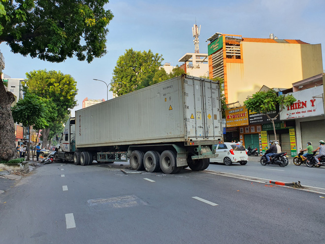 Kinh hoàng container lao qua dải phân cách, tông nát ô tô sang BMW và cuốn nhiều xe máy vào gầm-8