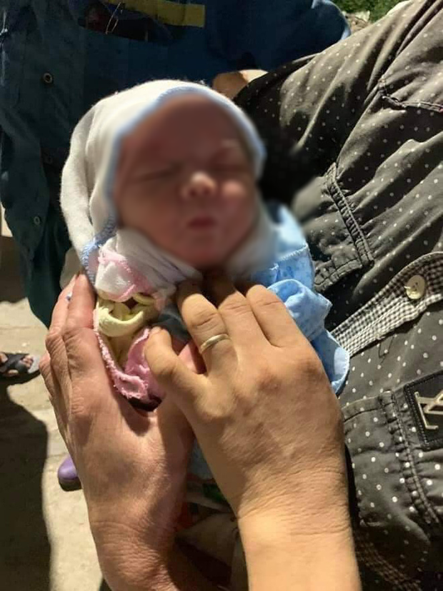 Bé gái sơ sinh bị bỏ rơi trong thùng rác kèm lời nhắn con khổ quá con không nuôi được-1