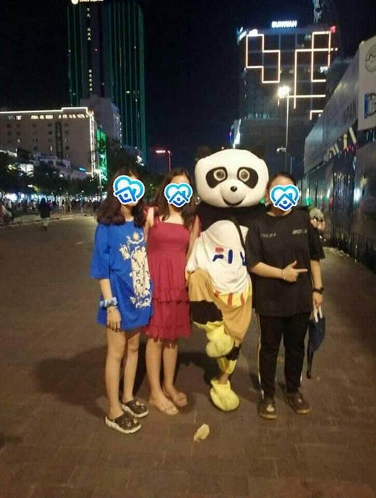 Nhóm bạn trẻ cảnh báo chiêu thức móc túi người đi đường ở phố đi bộ-1