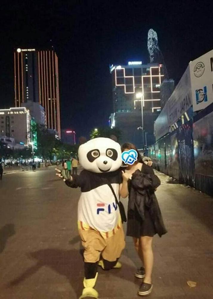 Nhóm bạn trẻ cảnh báo chiêu thức móc túi người đi đường ở phố đi bộ-2