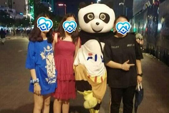 Nhóm bạn trẻ cảnh báo chiêu thức 'móc túi' người đi đường ở phố đi bộ