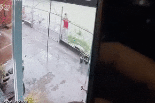 Khoảnh khắc người phụ nữ đi bộ bị sụp xuống mương mất tích khiến người dân hốt hoảng