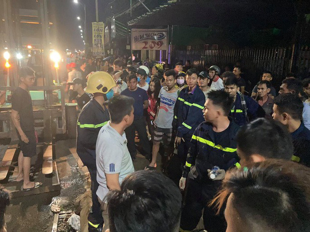 Hàng trăm người chui xuống cống tìm người phụ nữ bị nước cuốn ở Đồng Nai-1