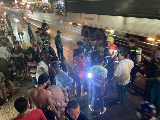 Hàng trăm người chui xuống cống tìm người phụ nữ bị nước cuốn ở Đồng Nai-2