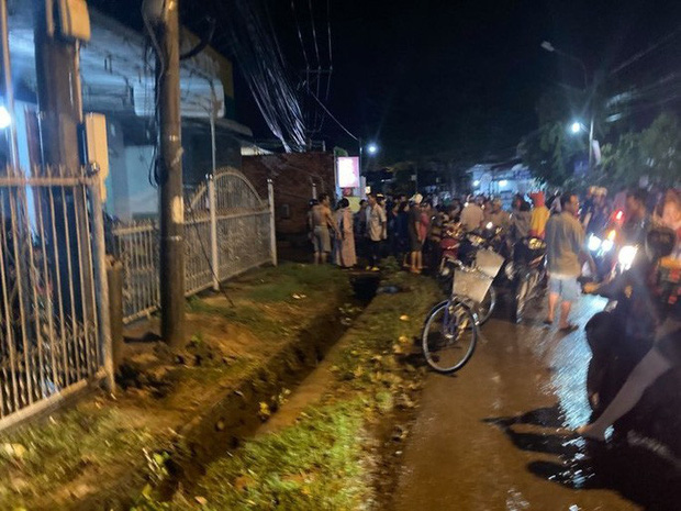 Hàng trăm người chui xuống cống tìm người phụ nữ bị nước cuốn ở Đồng Nai-3