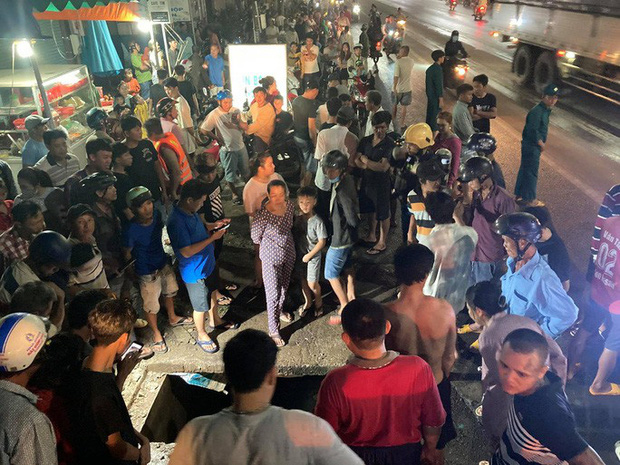 Hàng trăm người chui xuống cống tìm người phụ nữ bị nước cuốn ở Đồng Nai-4