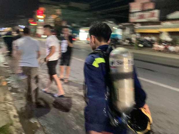 Hàng trăm người chui xuống cống tìm người phụ nữ bị nước cuốn ở Đồng Nai-6