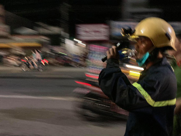 Hàng trăm người chui xuống cống tìm người phụ nữ bị nước cuốn ở Đồng Nai-7