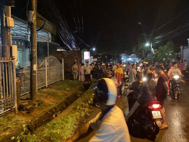 Hàng trăm người chui xuống cống tìm người phụ nữ bị nước cuốn ở Đồng Nai-8