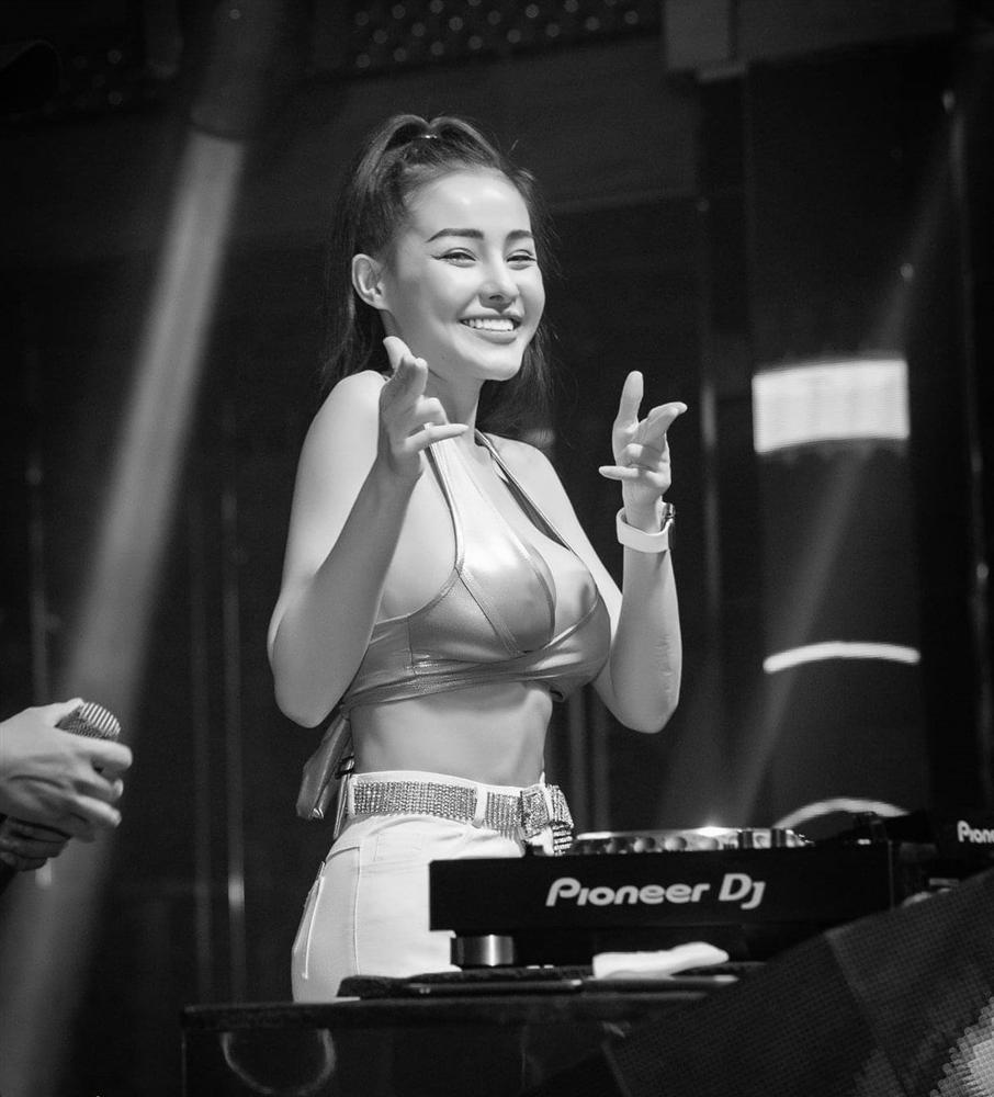 Bị cấm diễn vì mặc phản cảm, Ngân 98 vẫn lượn bikini muôn nơi, còn cởi luôn mới chịu!-1