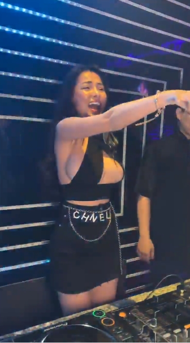 Bị cấm diễn vì mặc phản cảm, Ngân 98 vẫn lượn bikini muôn nơi, còn cởi luôn mới chịu!-2