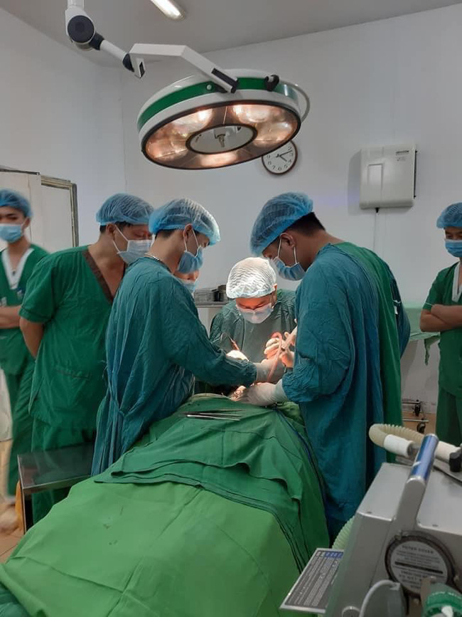 Tai nạn hy hữu: Bé trai ngã cây cà phê, bị cành cây xuyên thủng qua cổ-2