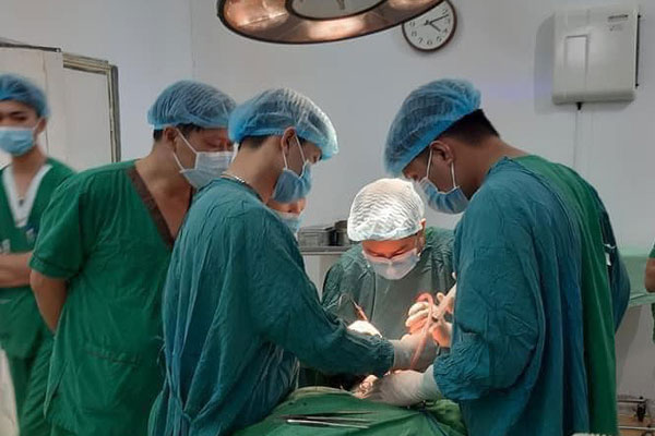 Cứu sống bé trai 7 tuổi bị kéo đâm xuyên cổ-3