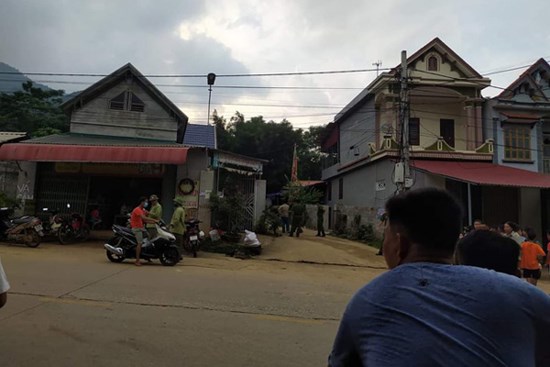 Người đàn ông bị hàng xóm ném gạch trúng đầu, ngã ra đường tử vong