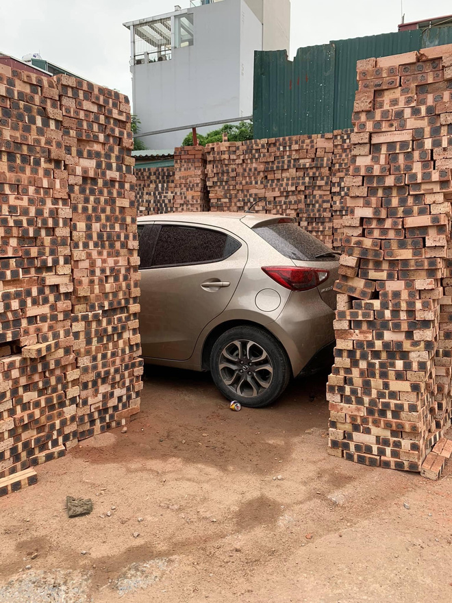 Đỗ xe gần đống gạch, khi quay trở lại chủ Mazda tiền đình vì nghĩ cách tìm lối thoát-3