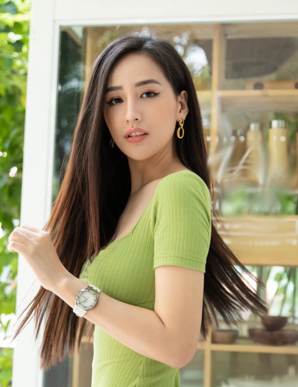 Đụng bộ đầm ôm sát, Lan Ngọc thua từ chiều cao lẫn độ cong so với Mai Phương Thúy, nhưng kệ tủ phía sau mới khiến dân tình chú ý-5
