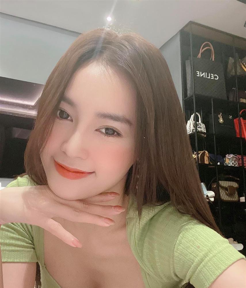 Đụng bộ đầm ôm sát, Lan Ngọc thua từ chiều cao lẫn độ cong so với Mai Phương Thúy, nhưng kệ tủ phía sau mới khiến dân tình chú ý-2