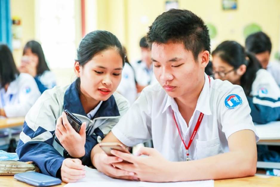 Học sinh sử dụng điện thoại trong giờ học: Cần hiểu đúng quy định-1