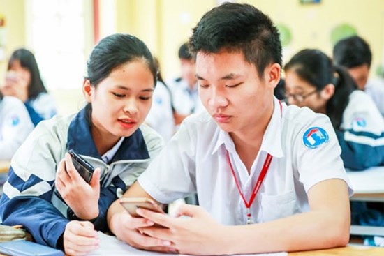 Học sinh sử dụng điện thoại trong giờ học: Cần hiểu đúng quy định
