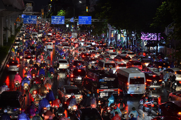 Đường phố Hà Nội đang ùn tắc kinh hoàng hàng giờ liền sau trận mưa lớn, dân công sở kêu trời vì không thể về nhà-2