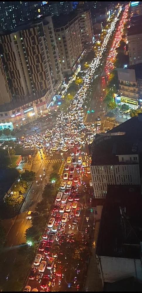 Đường phố Hà Nội đang ùn tắc kinh hoàng hàng giờ liền sau trận mưa lớn, dân công sở kêu trời vì không thể về nhà-11