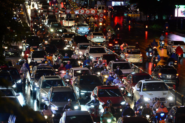 Đường phố Hà Nội đang ùn tắc kinh hoàng hàng giờ liền sau trận mưa lớn, dân công sở kêu trời vì không thể về nhà-14