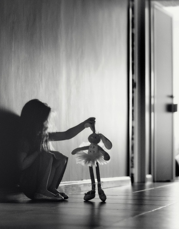 Nghe thấy tiếng búp bê khóc, bé gái 4 tuổi liên tục mất ngủ, người mẹ dửng dưng cho đến khi phát hiện sự thật kinh hoàng-2