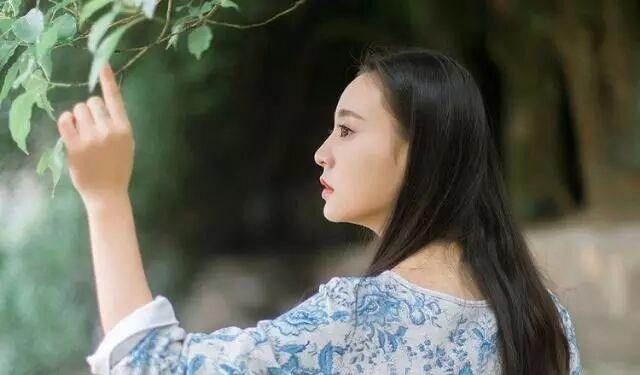 Đưa con về thăm bà nội đúng ngày chồng cũ đi công tác, cô vợ cũ đỏ hoe mắt khi khám phá ra bí mật chôn giấu của anh qua lọ nước hoa trên bàn-1