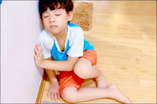 Cậu út lười học, Đan Lê ra tay xử lý,&nbsp;kết quả khiến mẹ nào cũng phì cười, Ốc Thanh Vân thì thốt lên Quá đáng lắm luôn”!-1