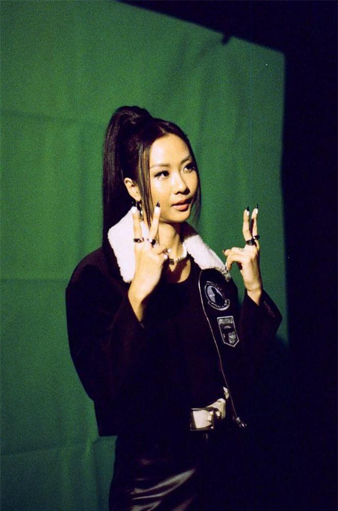 Đẳng cấp Suboi: Chỉ cần diện đồ đen - trắng vẫn lấn át dàn cánh đàn ông Rap Việt-6