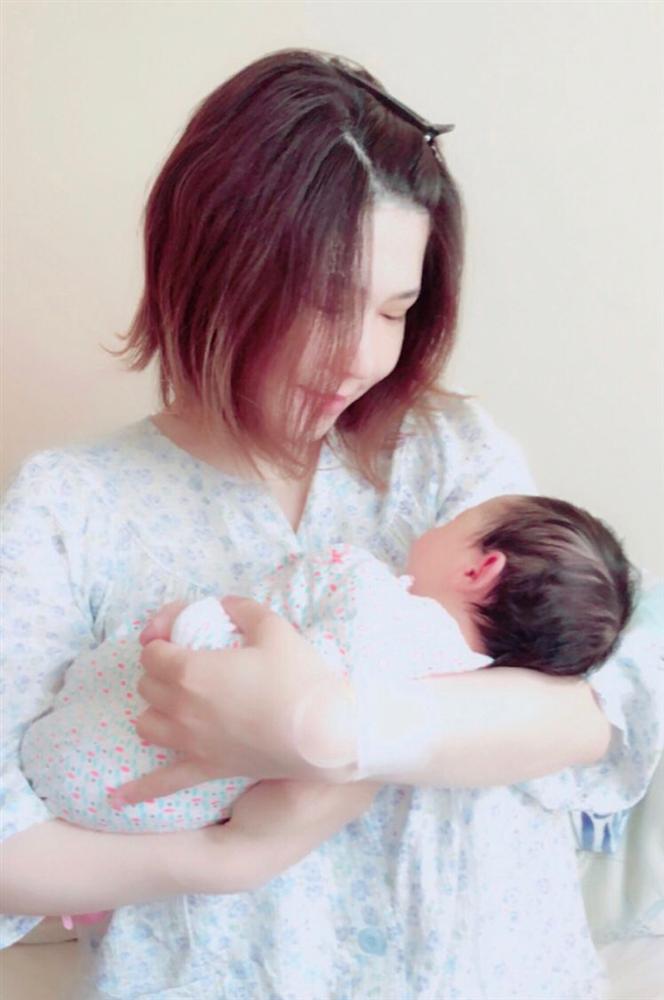 Nữ người mẫu khổ sở vì chửa ngực khiến vòng 1 lên đến 1m20, sau sinh ngực lại càng to hơn-4