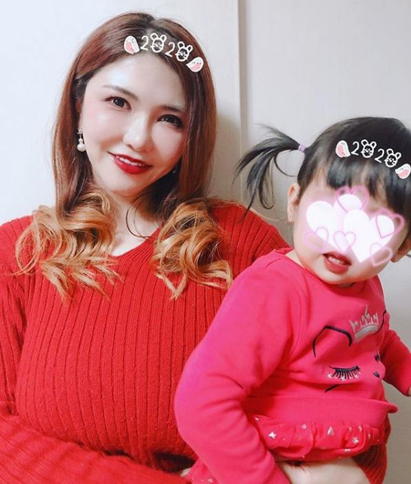 Nữ người mẫu khổ sở vì chửa ngực khiến vòng 1 lên đến 1m20, sau sinh ngực lại càng to hơn-6